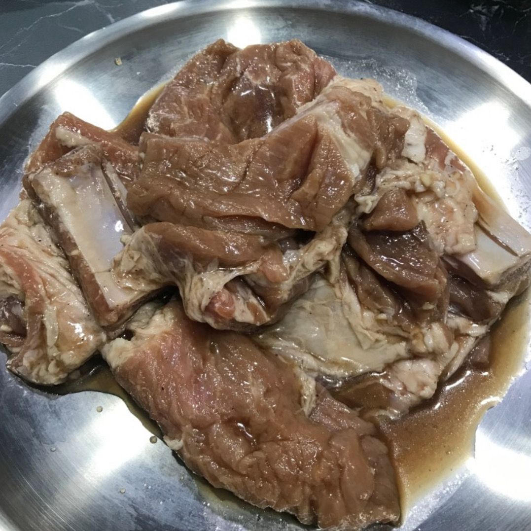 육즙 가득한 돼지갈비는 최고의 만찬을 완성합니다.