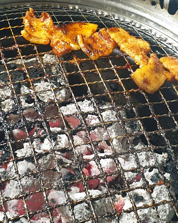 숯불 위에서 노릇하게 구워지는 고추장 삼겹살