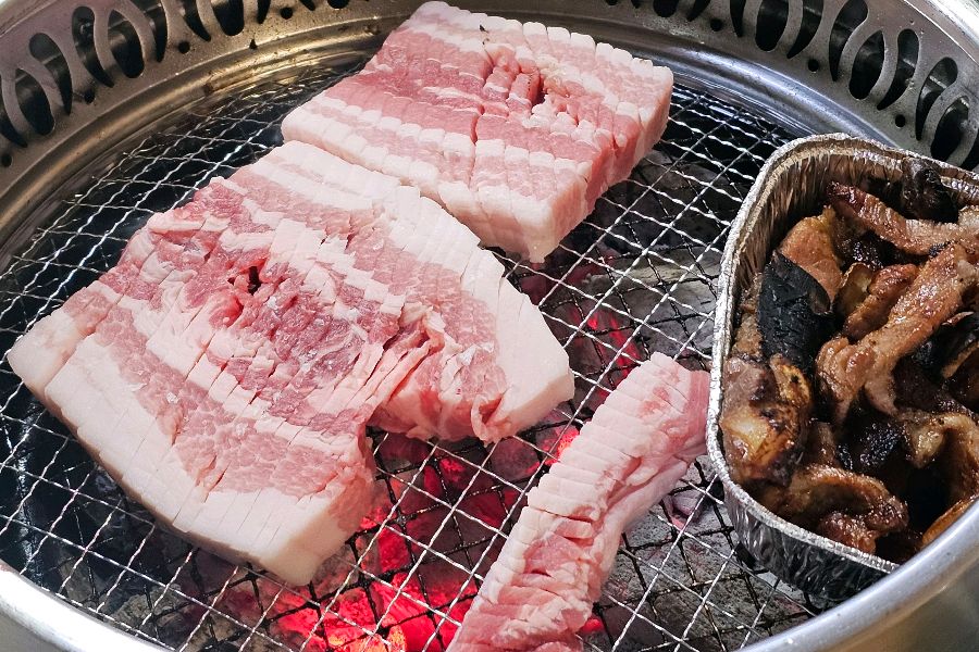 두툼한 삼겹살이 숯불에 구워지면서 만들어내는 환상적인 비주얼