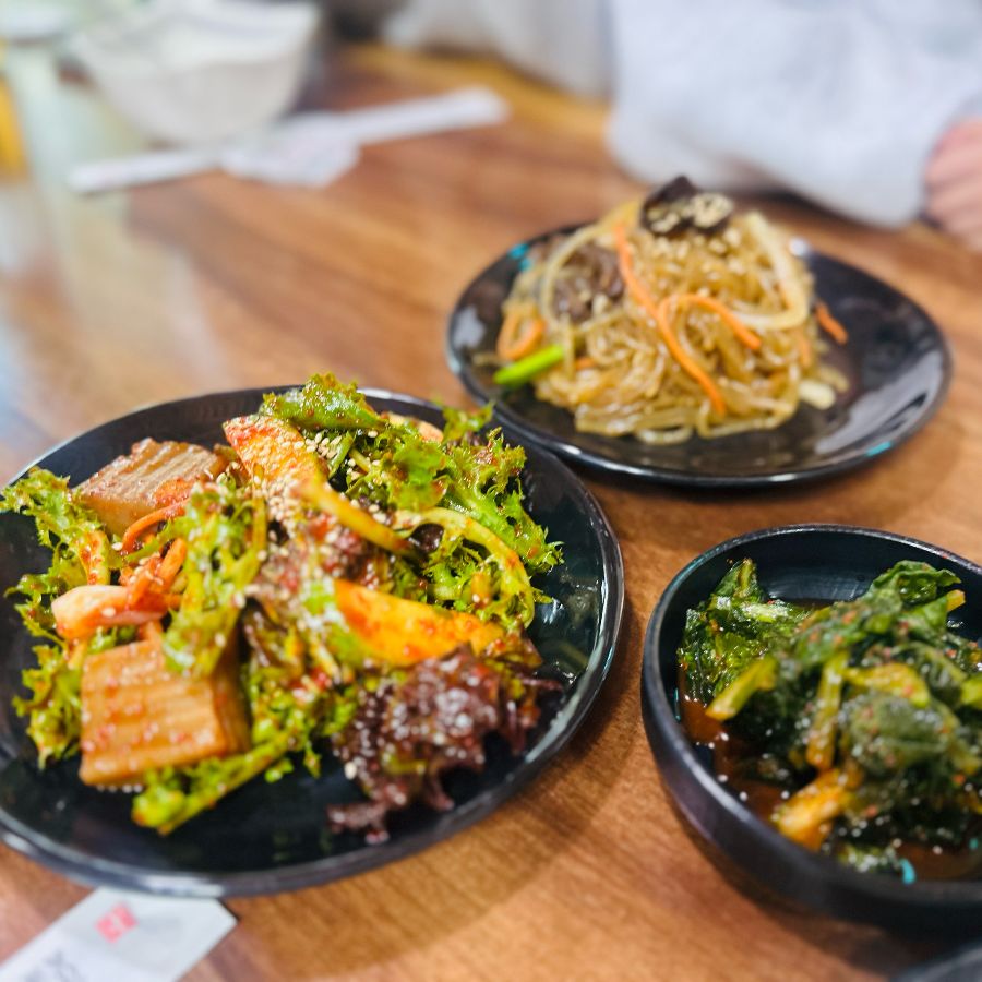 싱싱한 야채와 묵이 조화로운 샐러드와 정갈한 나물 반찬