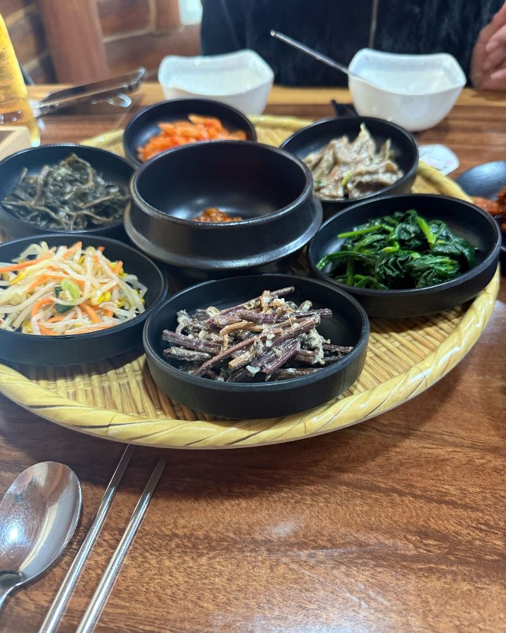 다채로운 색감과 신선함이 돋보이는 나물 반찬