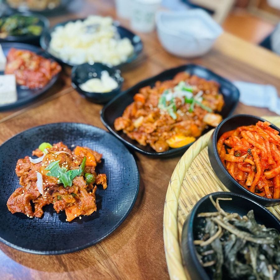 매콤한 양념과 불향이 어우러진 제육볶음