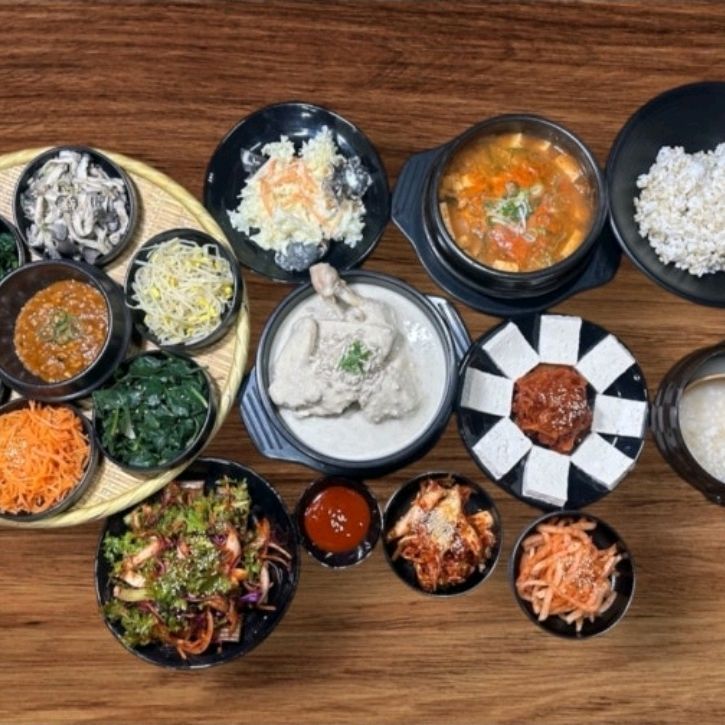 뽀얀 국물과 부드러운 닭고기가 조화로운 들깨 백숙