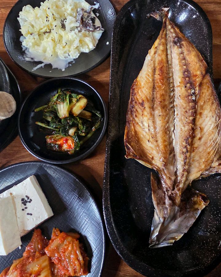 노릇하게 구워진 고등어 구이