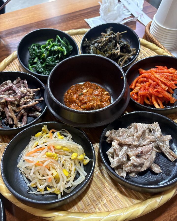 정갈하게 담겨 나온 다양한 나물 반찬들