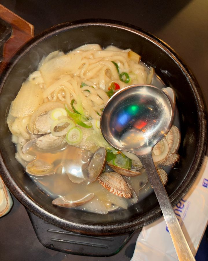 시원한 국물이 일품인 바지락 칼국수의 모습