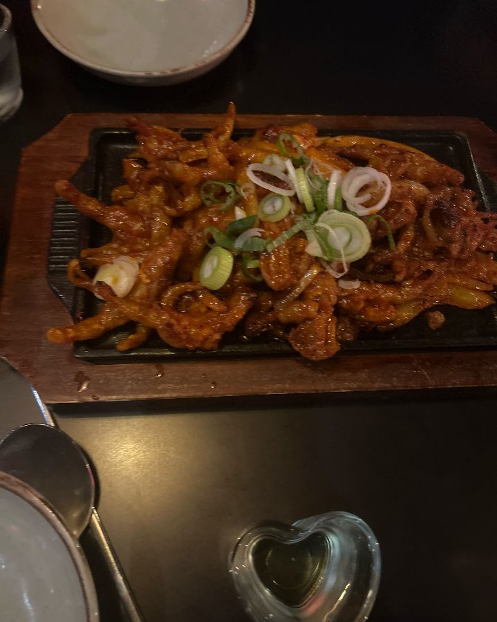 매콤한 양념이 돋보이는 닭발