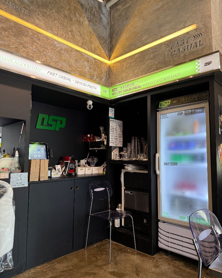 덕수파스타 효자점 카운터와 음료 냉장고 모습