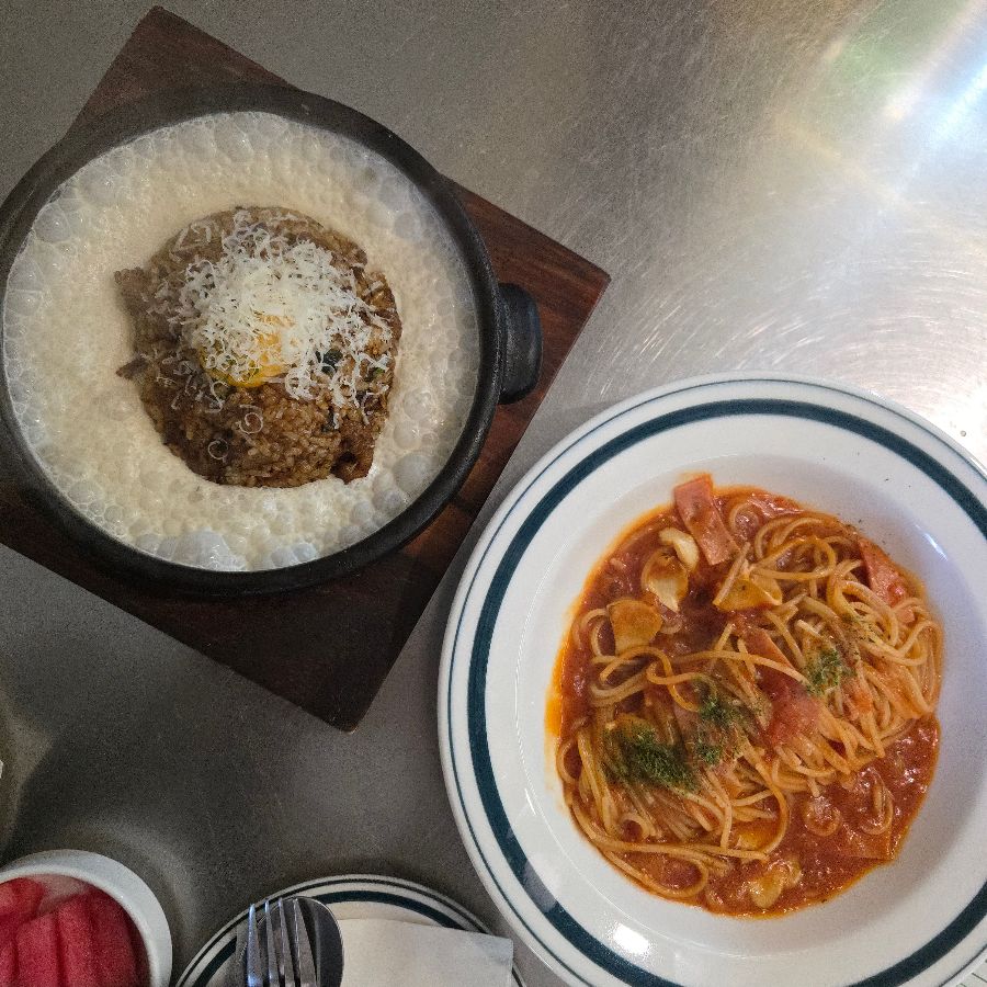 불고기 필라프와 토마토 파스타의 조화로운 모습