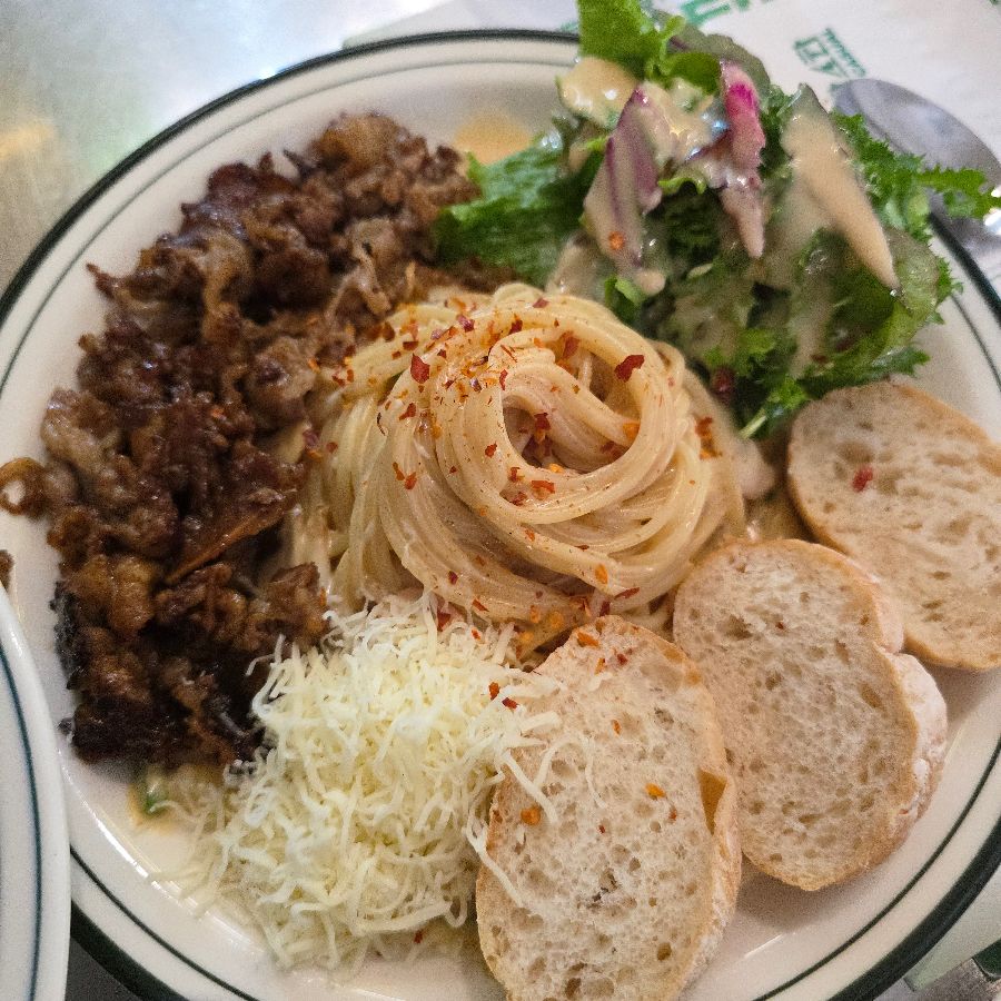 스테이크 파스타와 샐러드의 완벽한 조합