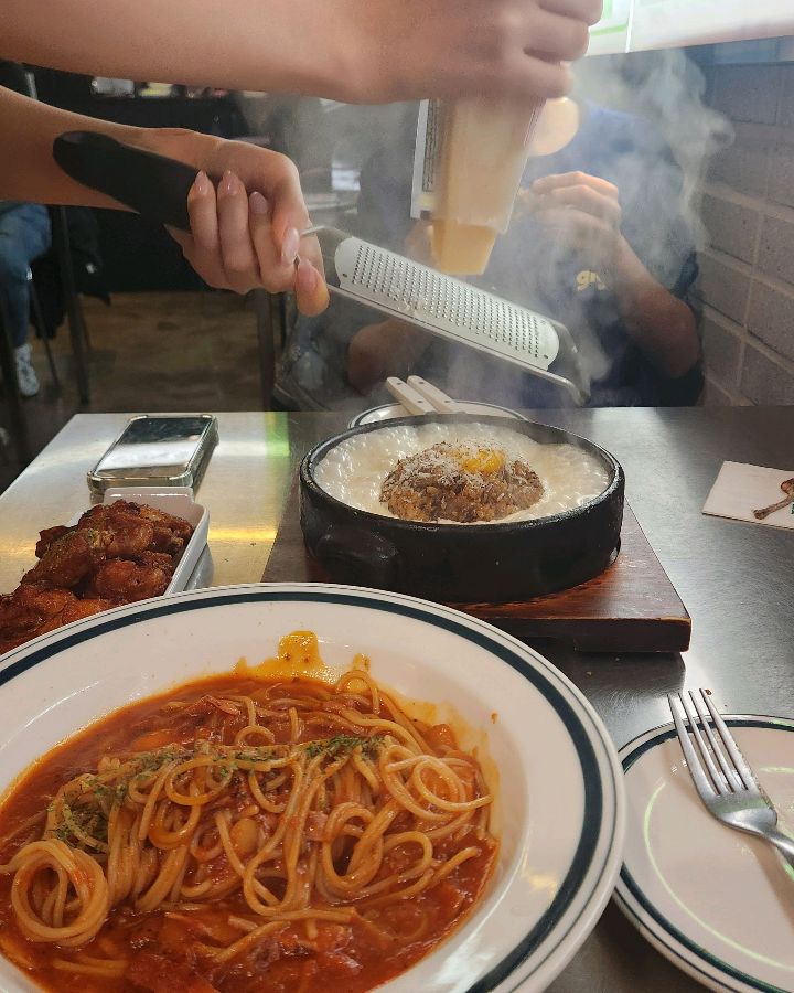 테이블에서 직접 갈아주는 치즈