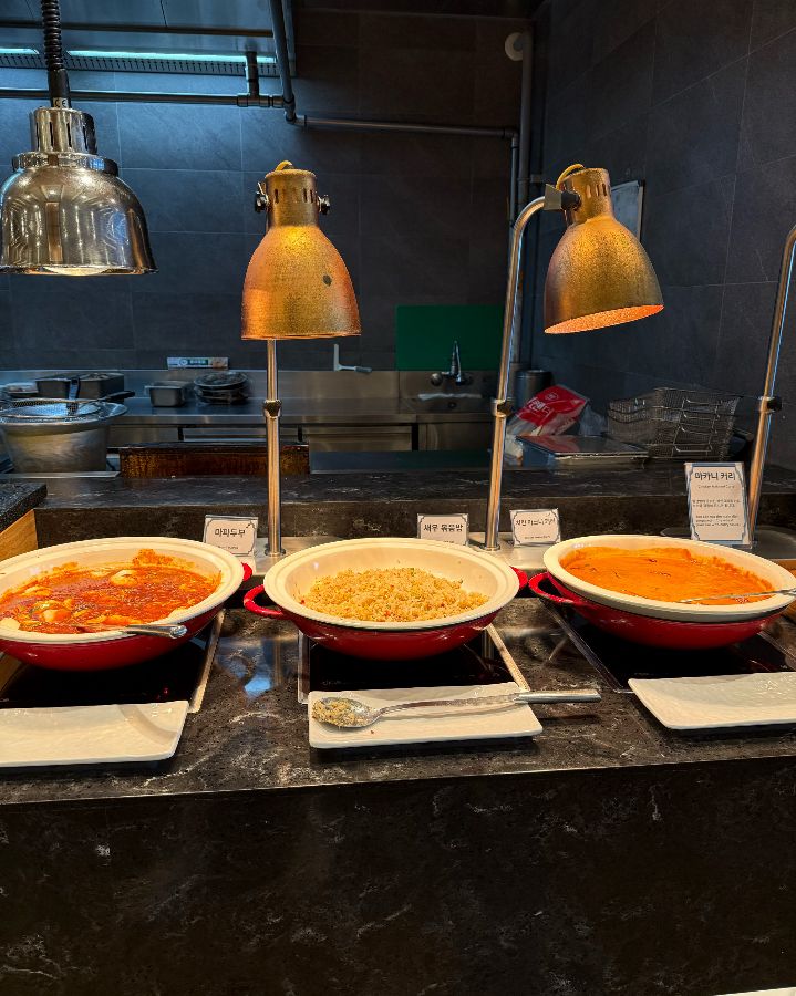 다양한 종류의 따뜻한 요리 코너