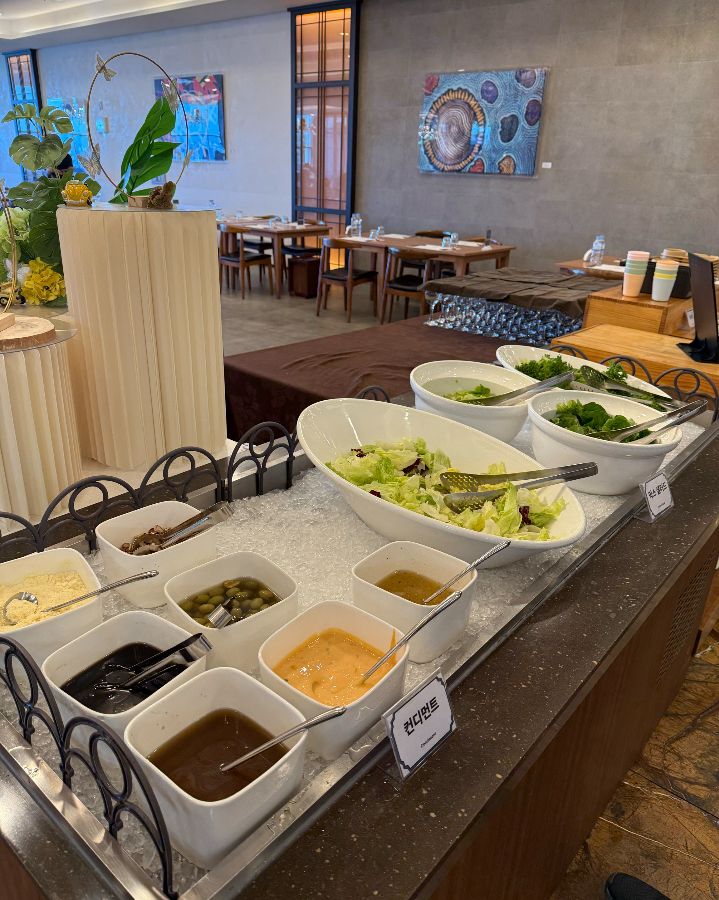 다양한 드레싱이 준비된 샐러드 코너