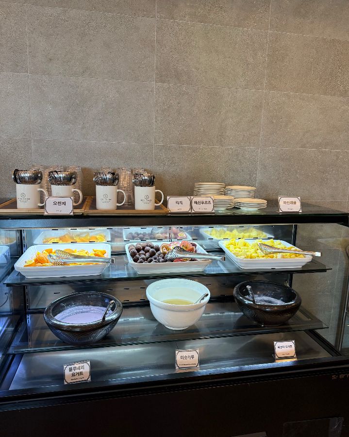 신선한 과일과 음료가 준비된 코너