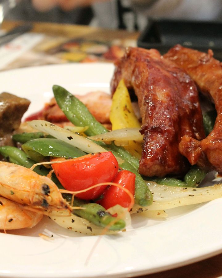 윤기가 흐르는 바베큐와 신선한 채소의 조화