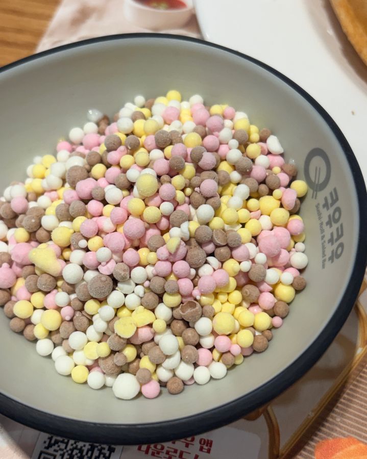 알록달록한 색감의 구슬 아이스크림