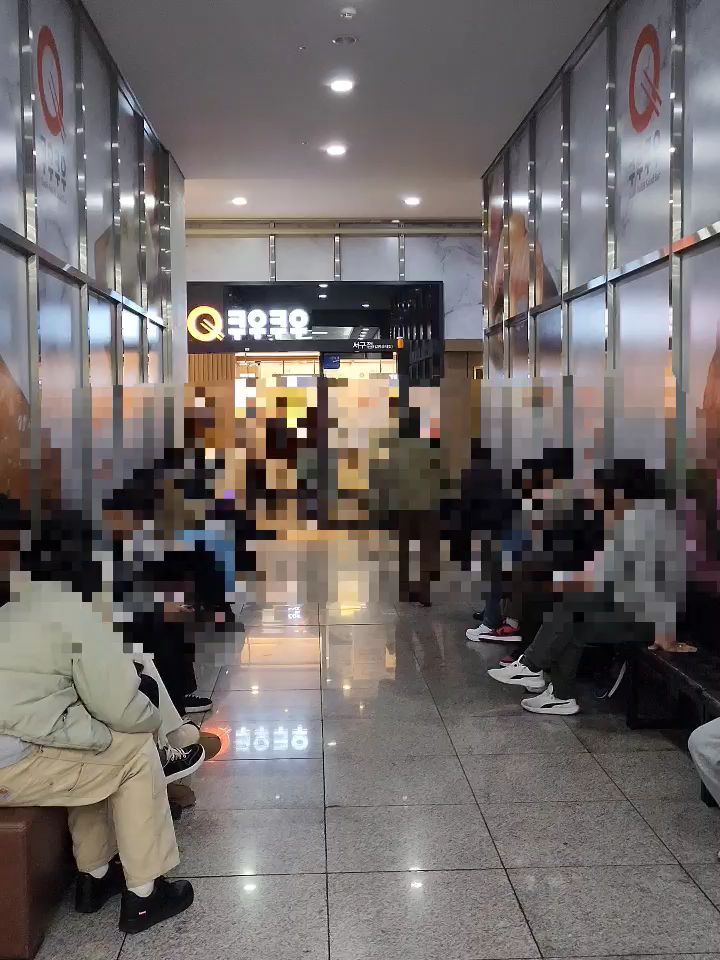 많은 사람들이 쿠우쿠우 대구서구점 입장을 기다리는 모습