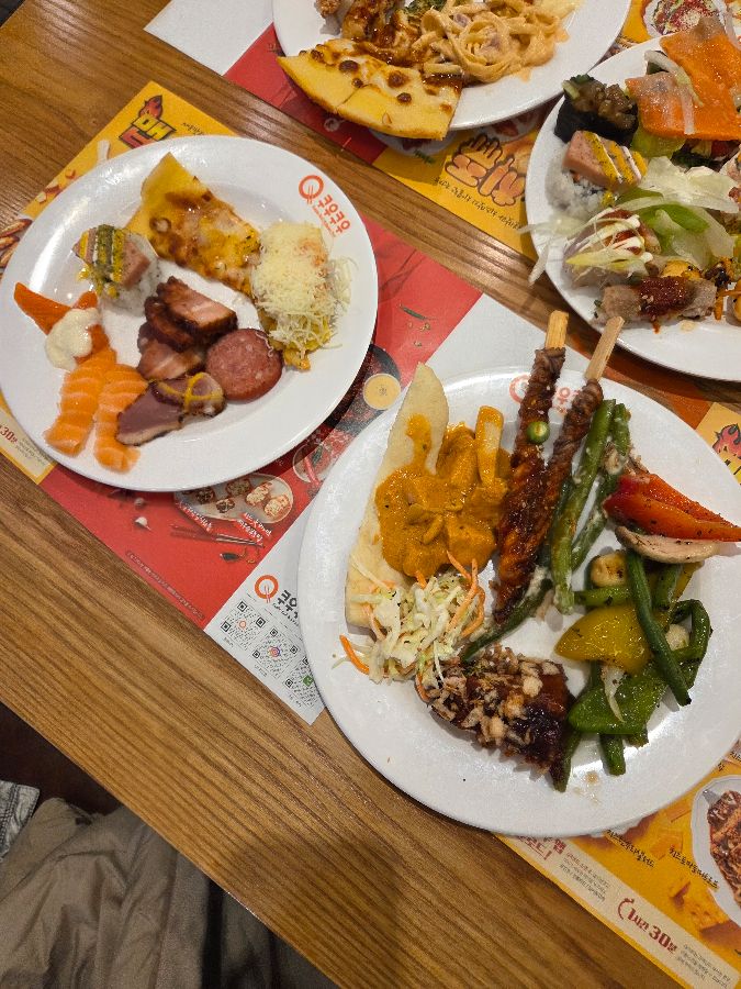 다양한 음식을 담아 푸짐하게 즐기는 모습