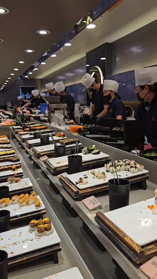 길게 늘어선 스시 코너의 다양한 스시