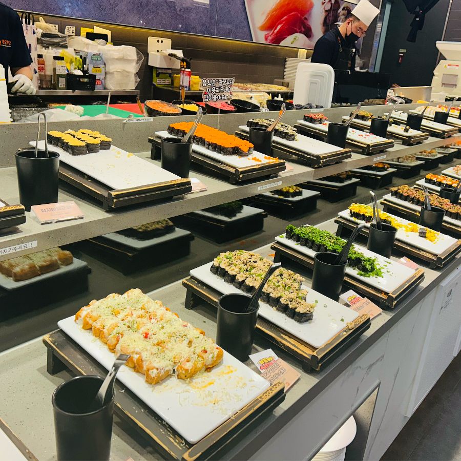 신선한 재료로 만들어진 다양한 스시의 향연