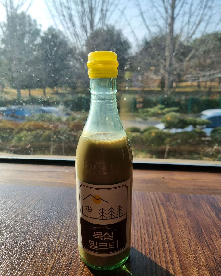 독특한 병에 담겨 나오는 묵실기름병밀크티