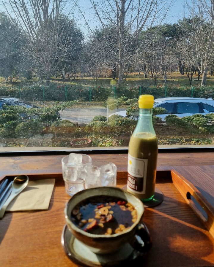 창밖 풍경과 함께 즐기는 묵실기름병밀크티