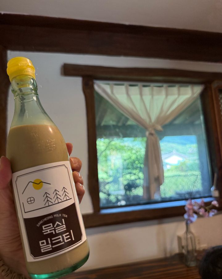 따뜻한 햇살을 받으며 더욱 빛나는 묵실기름병밀크티