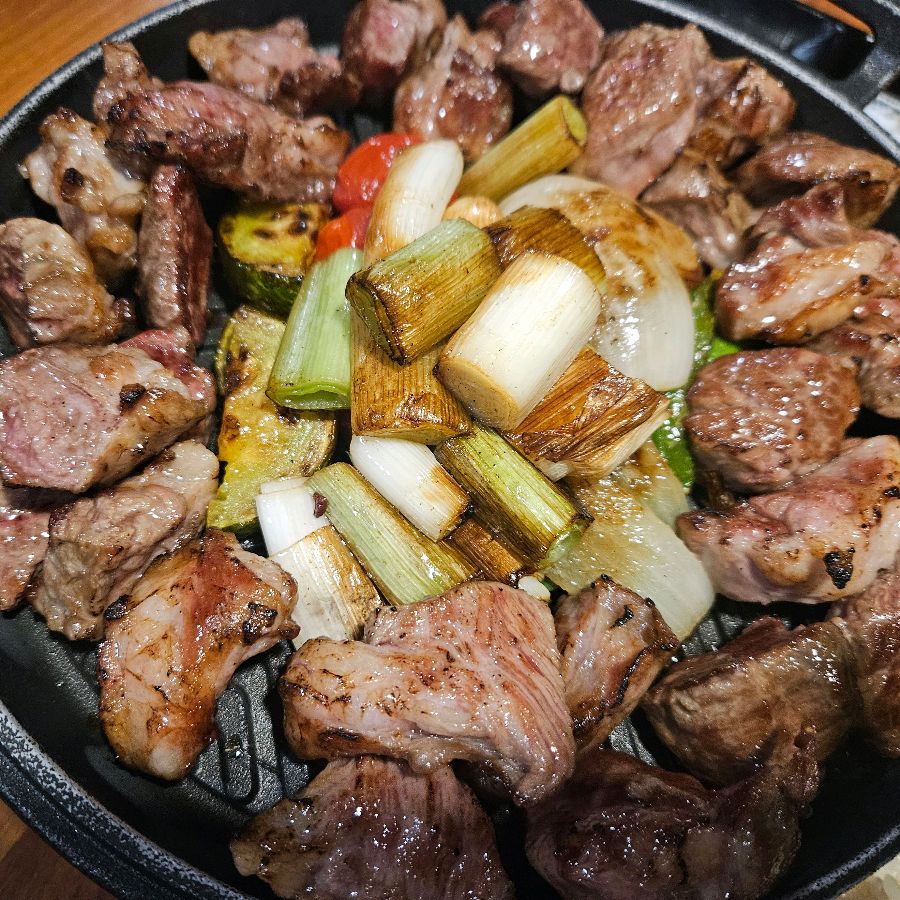 구워진 양갈비와 야채