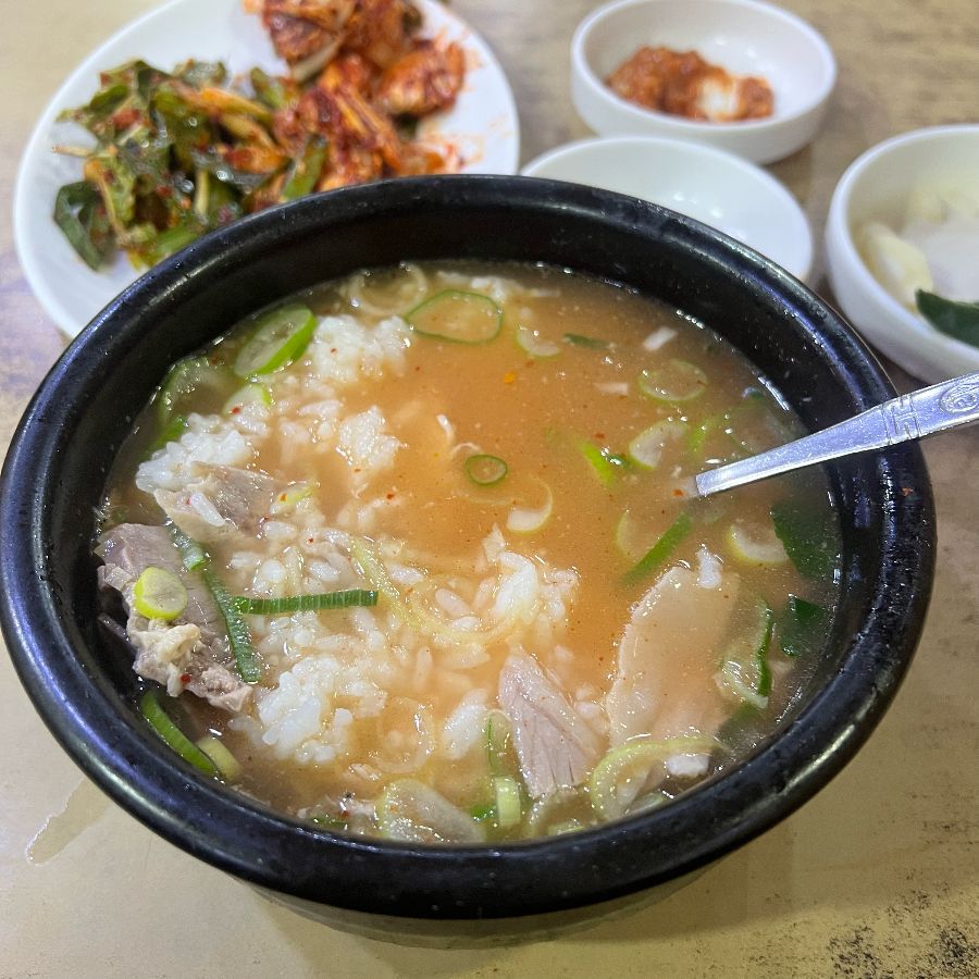 뽀얀 국물이 매력적인 본전돼지국밥