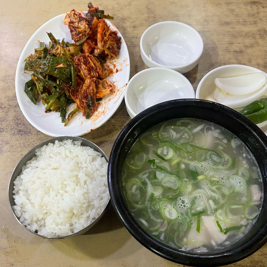 본전돼지국밥의 푸짐한 한 상 차림