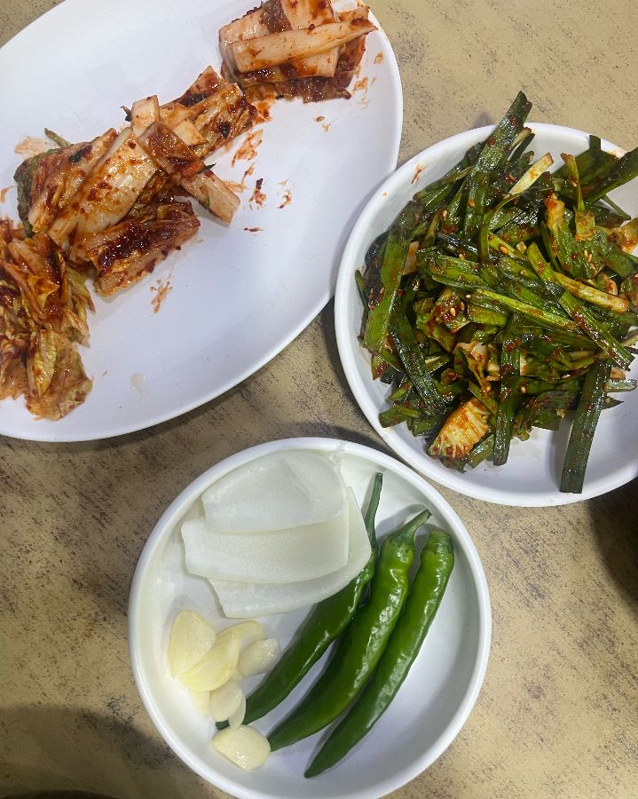 싱싱한 채소가 곁들여진 본전돼지국밥