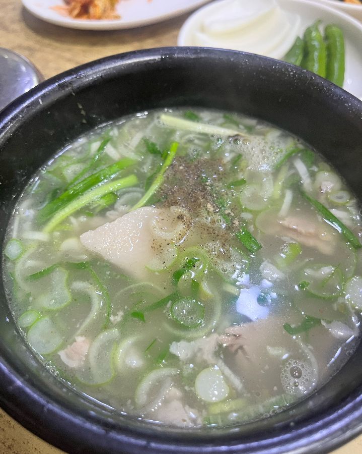 후추가 뿌려진 돼지국밥