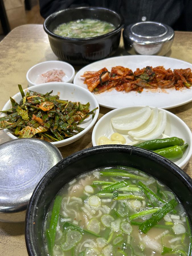 본전돼지국밥 한상 차림