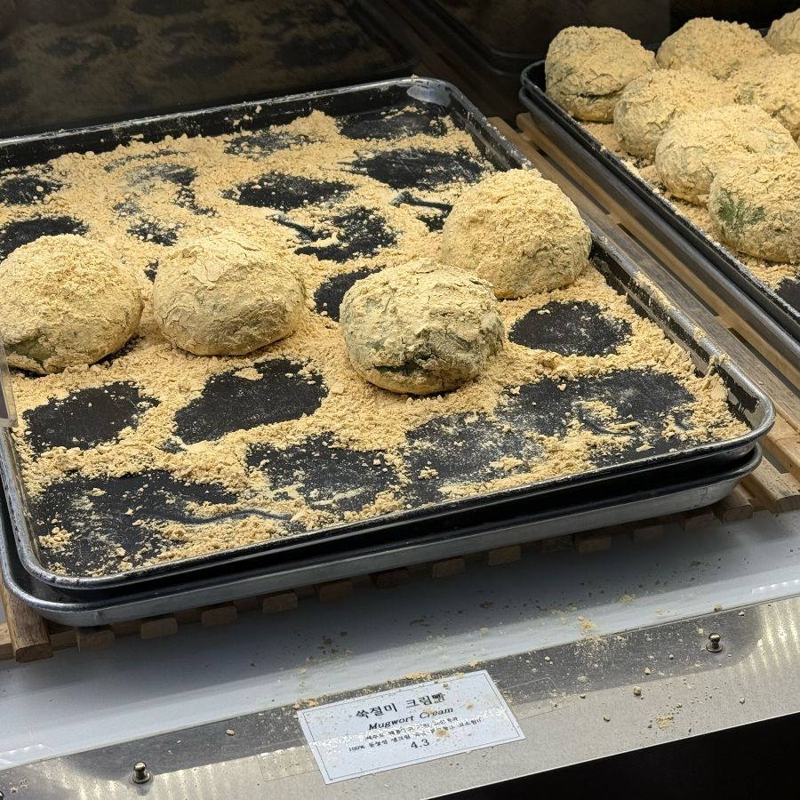 쑥 크림빵은 쑥 특유의 향긋함이 매력적인 메뉴입니다.