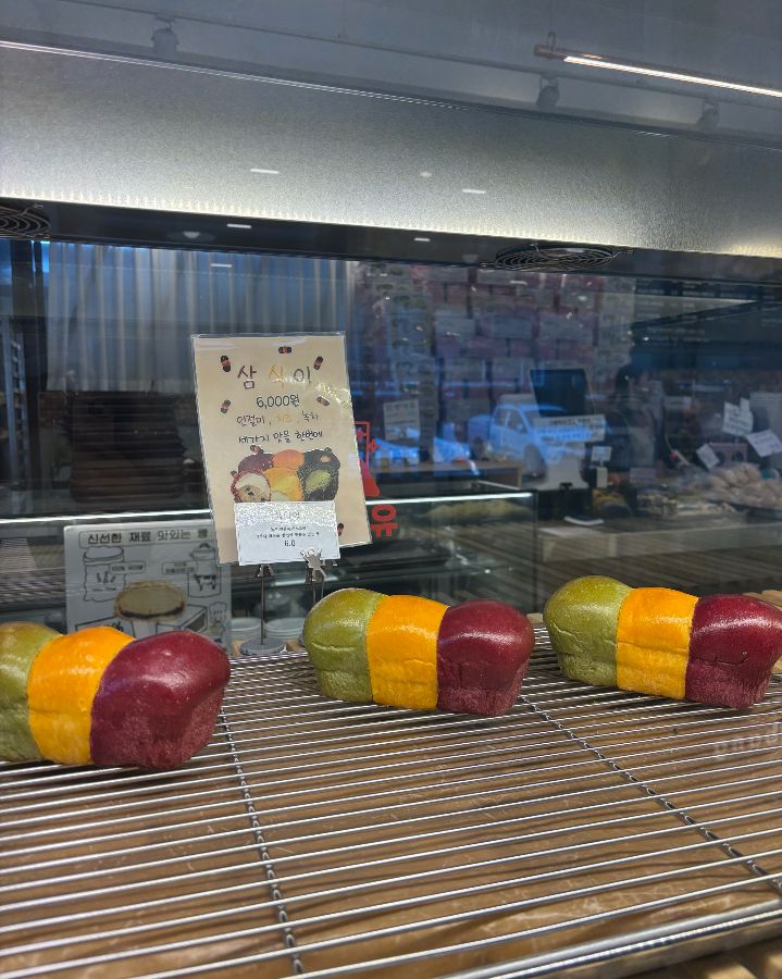 녹차, 치즈, 단팥 세 가지 맛을 한 번에 맛볼 수 있는 삼식이빵의 모습입니다.