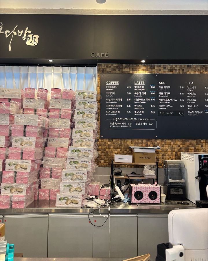 선물용으로 포장된 빵들이 카운터 뒤에 쌓여있습니다.