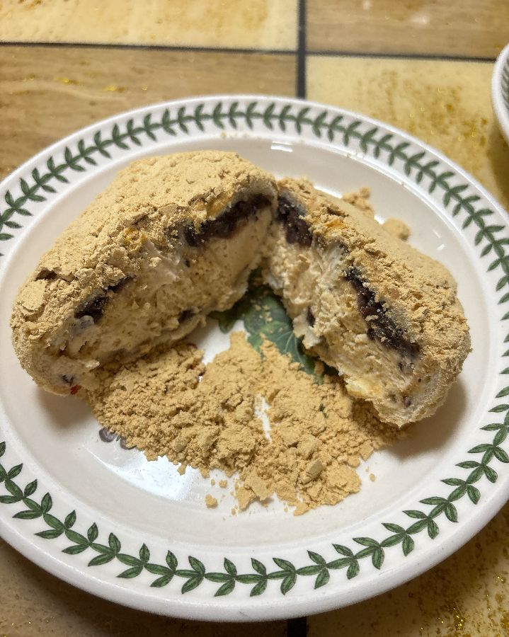 인절미 크림빵을 반으로 가른 단면은 크림으로 가득 차 있어 먹음직스럽습니다.