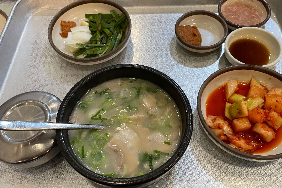 깔끔하게 차려진 돼지국밥 한 상 차림
