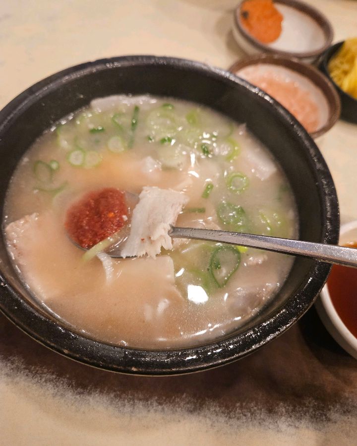 다진 양념을 풀어 맛을 더한 돼지국밥