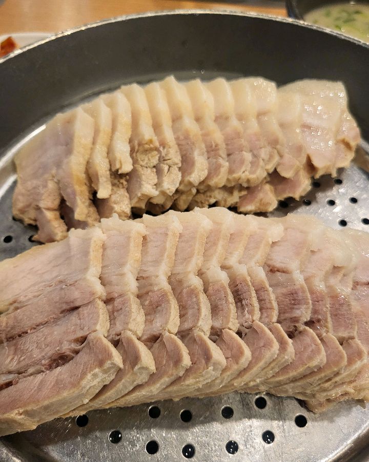 윤기가 흐르는 촉촉한 수육