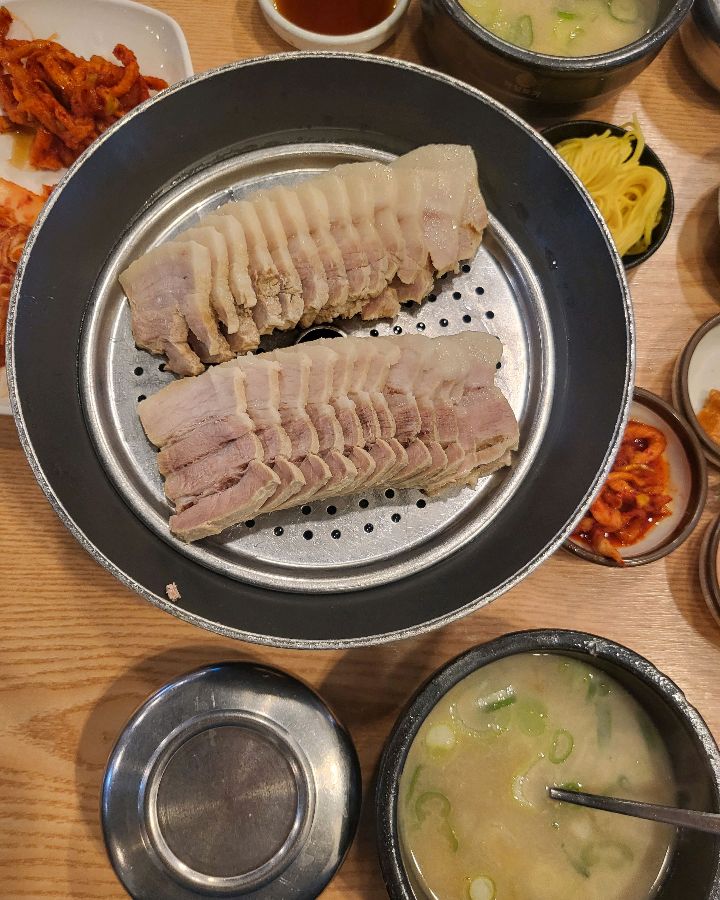 수육백반 한 상 차림