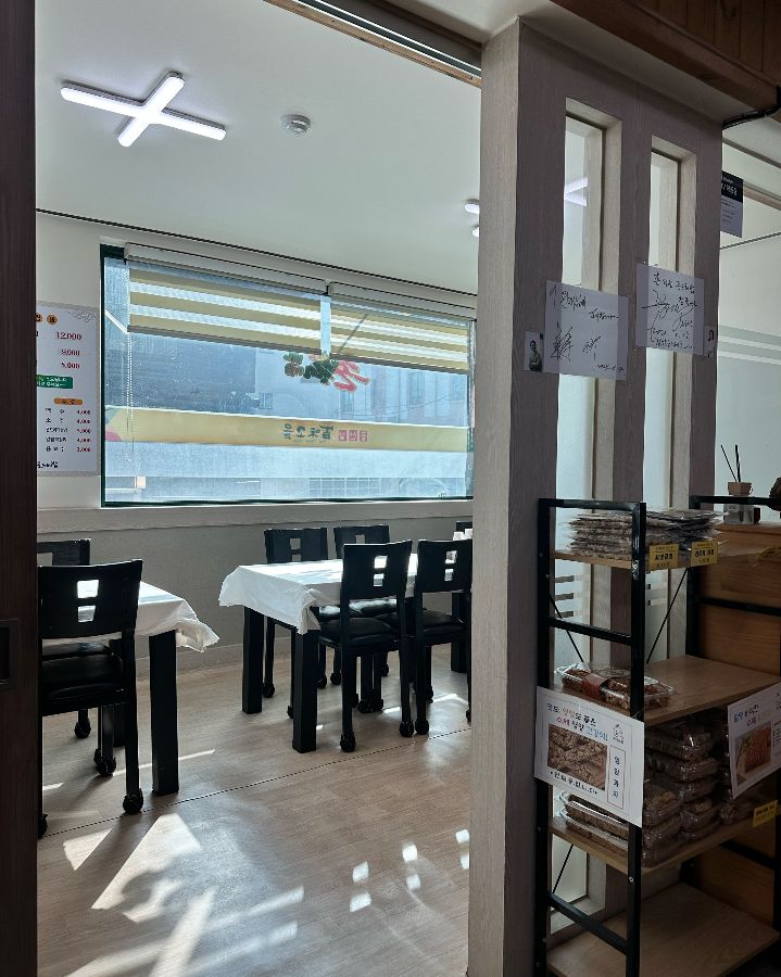 창밖 풍경이 보이는 촌정선곤드레밥 내부