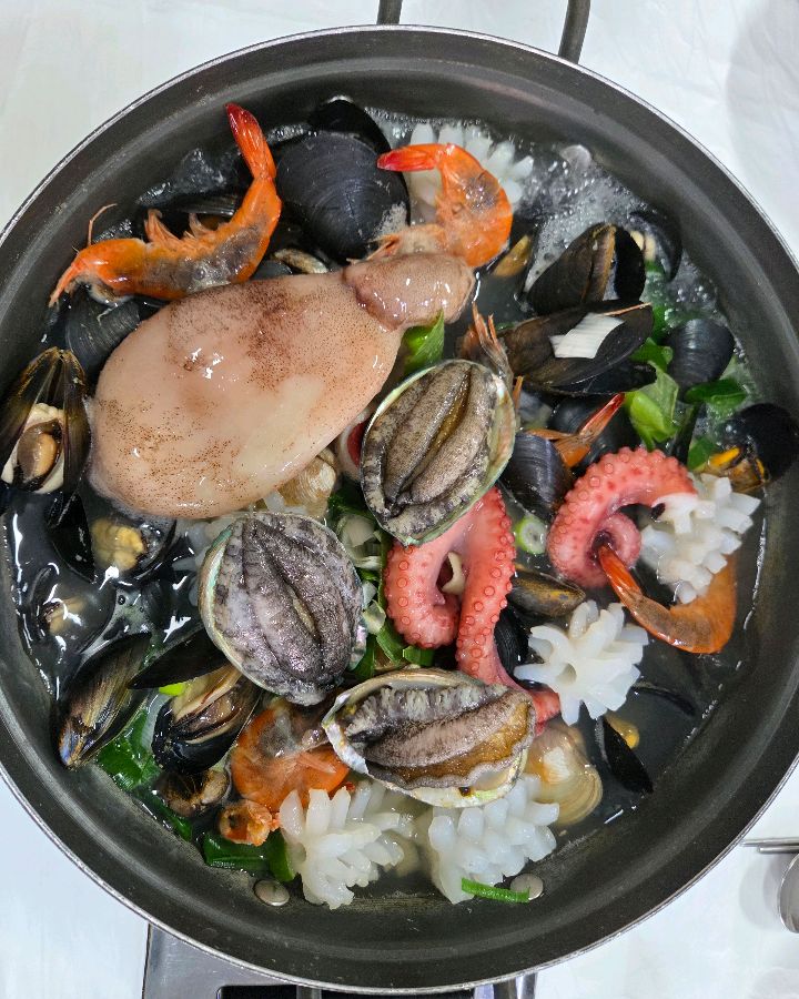 시원해물칼국수의 푸짐한 해산물