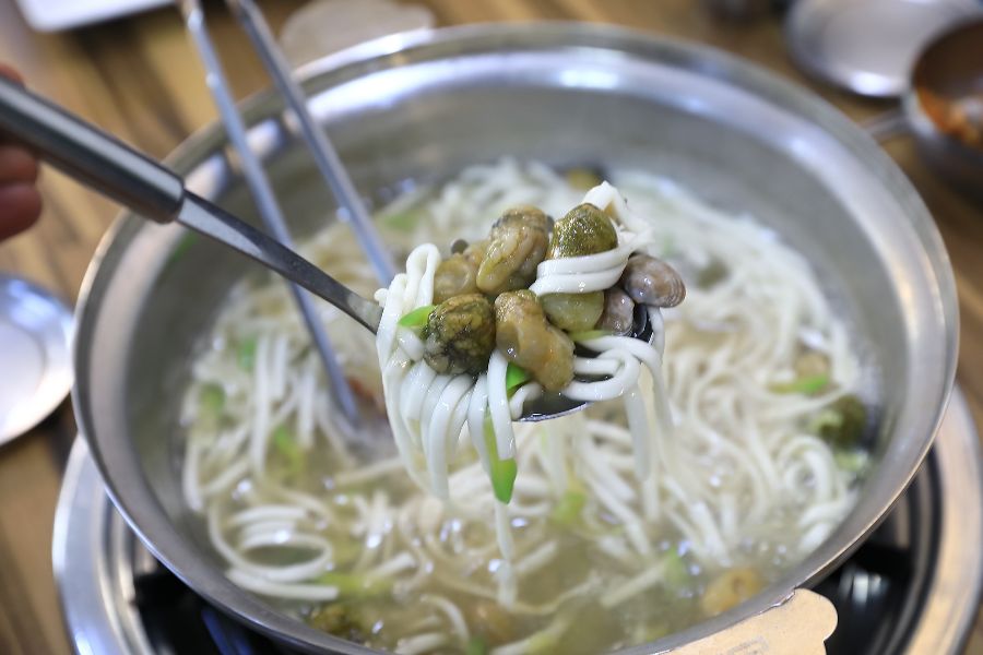 칼국수 면발과 해산물을 함께