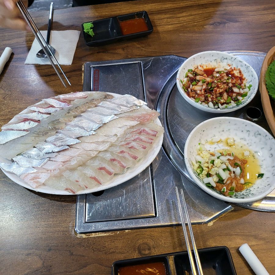 다채로운 곁들임 메뉴와 싱싱한 회 한 상