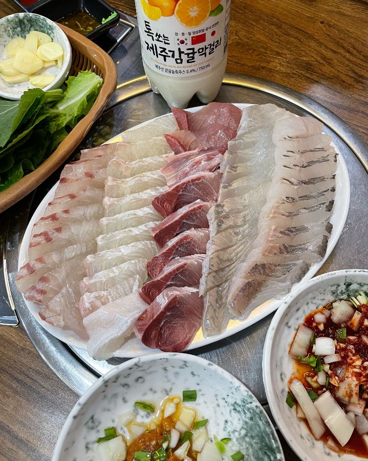 싱싱한 회와 제주 감귤 막걸리의 완벽한 조합