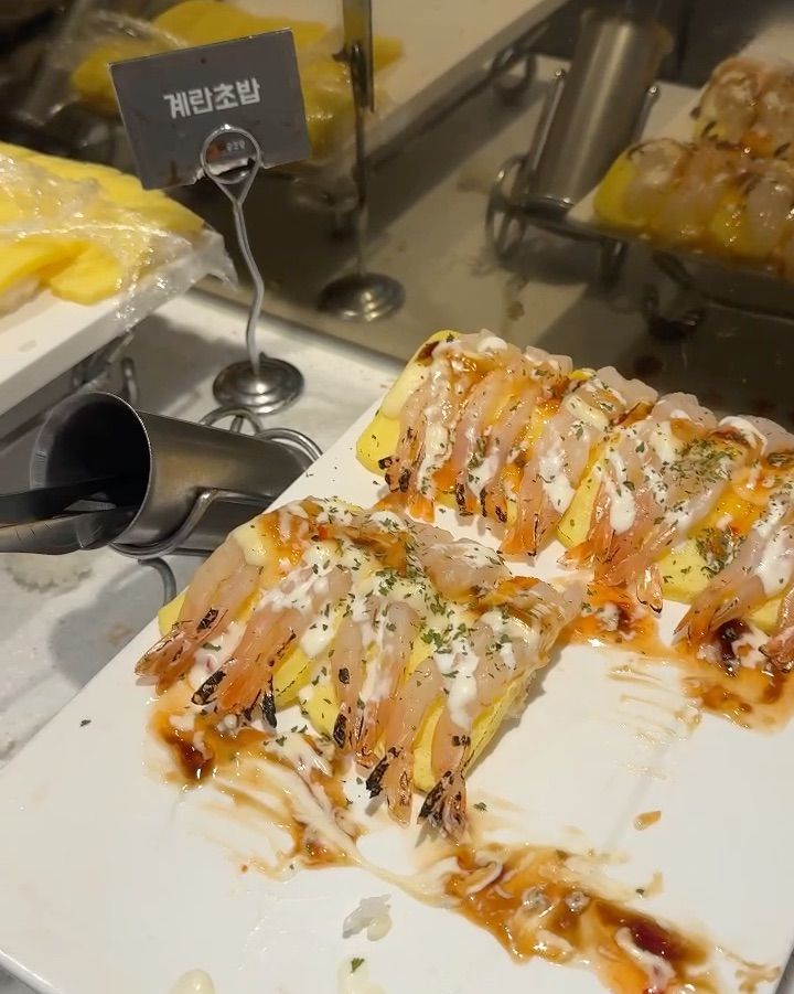 싱싱한 새우가 얹어진 계란 초밥의 모습