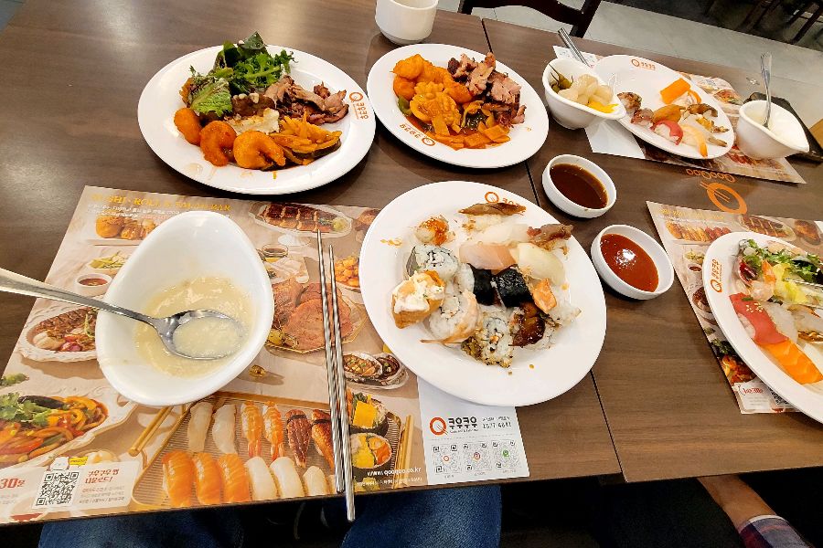 다양한 음식을 담아 푸짐하게 차려진 테이블