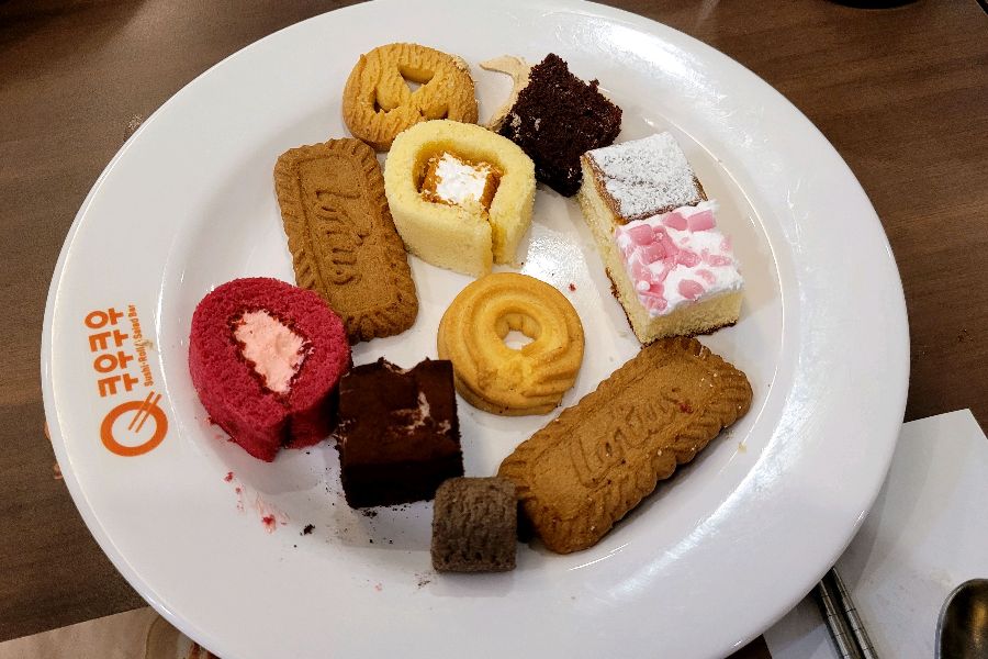 다양한 종류의 달콤한 디저트