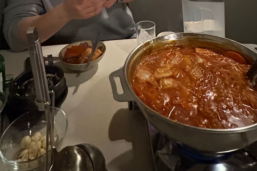 만수무강에서 묵은지 닭볶음탕을 즐기는 손님들